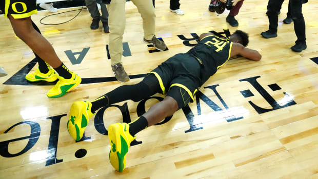 Oregon Ducks forward Mahamadou Diawara wears Kevin Durant's yellow and green Nike sneakers.